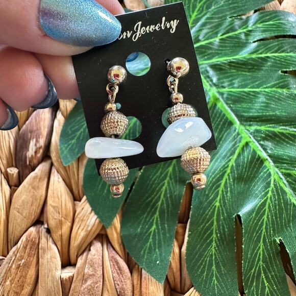 BOGO FREE VTG NEVER WORN BEAD STONE EARRINGS - Picture 3 of 4